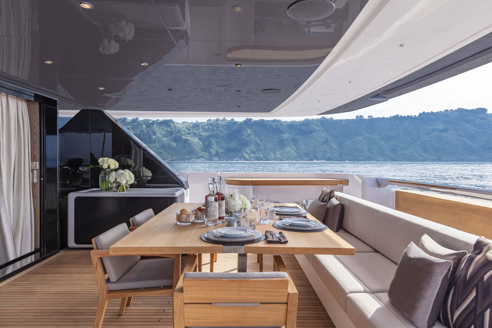 Yacht MIOTU 5, Custom Line 106 | CHARTERWORLD Luxury Superyacht Charters